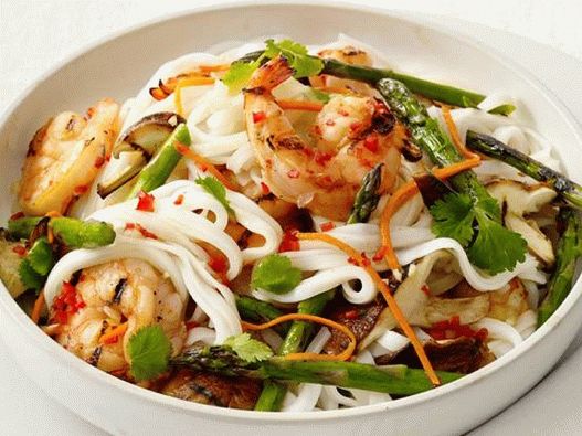 Photo Rice noodle salad with grilled shrimp