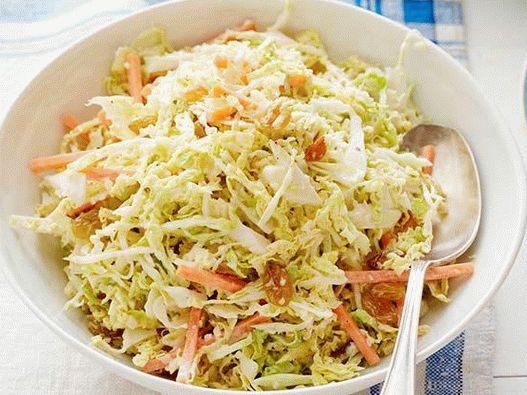 Photo Savoy cabbage salad with ginger and raisins