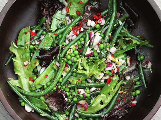 Photo Seasonal vegetable salad with Ranch dressing