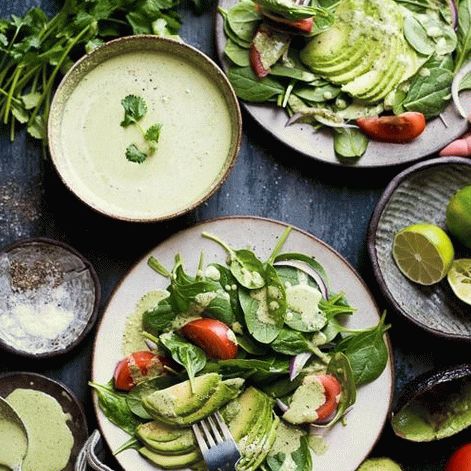 Photo Salad of spinach, avocado and pumpkin seeds