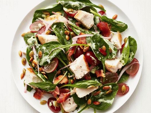 Photo Spinach and Bacon Salad with Chicken
