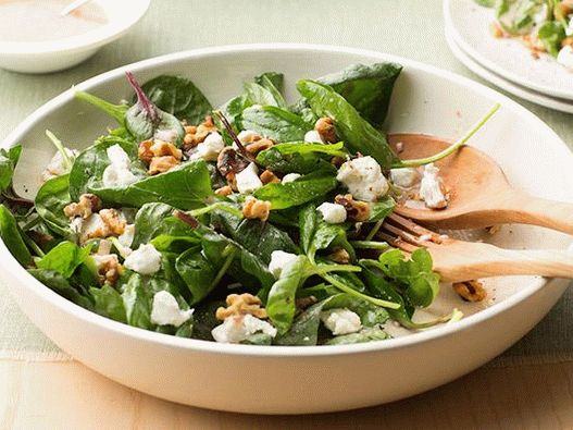 Photo Spinach Salad with Walnut Oil