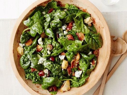 Photo Spinach Salad with Warm Bacon Dressing