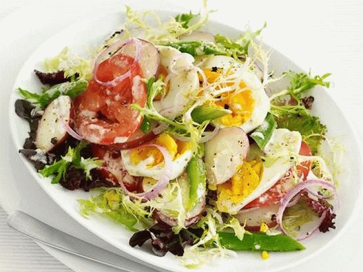 Photo Salad of string beans with eggs and goat cheese dressing