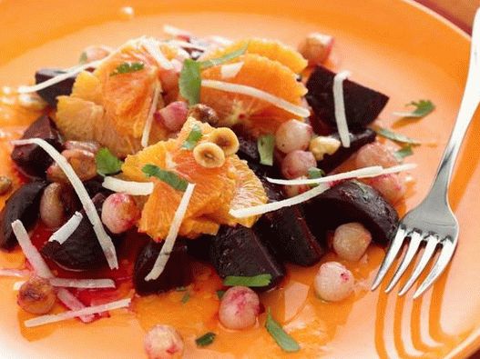 Photo Beetroot and orange salad with nut dressing