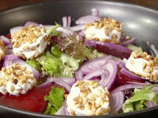 Photo Beetroot salad with goat cheese and pine nuts