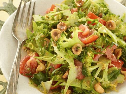 Photo Fresh broccoli salad with tomatoes