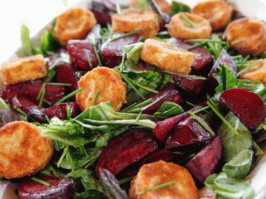 Photo Salad of baked beets and fried goat cheese