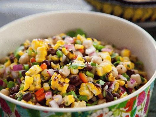 Photo Salad of grilled corn and beans