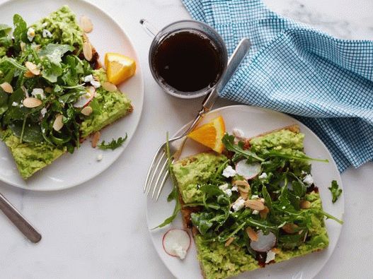 Photo Salad for breakfast with avocado on toasts