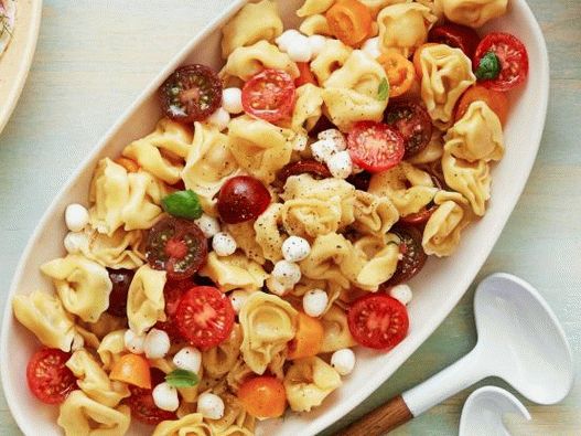 Photo caprese salad with tortellini