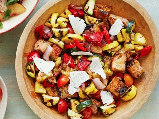 Photo Panzanella salad with grilled vegetables