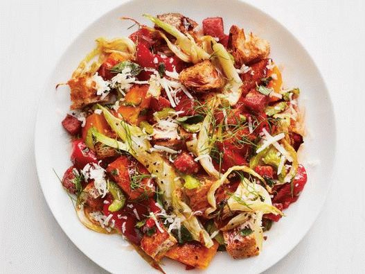 Photo Panzanella salad with pumpkin and salami