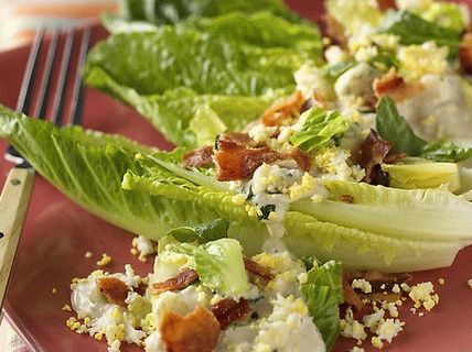 Photo Romaine salad with bacon, egg and blue cheese dressing