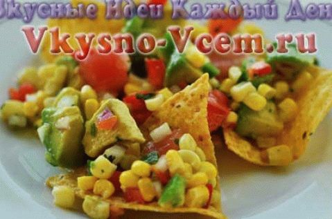 Salad with avocado and chips