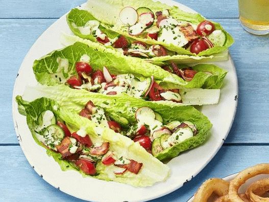 Photo Salad with bacon and ranch sauce in boats