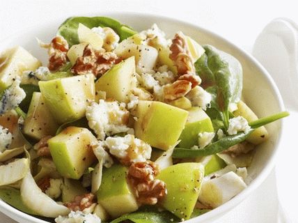 Photo Salad with blue cheese, walnuts and apples