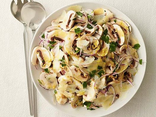 Photo Salad with mushrooms and pecorino cheese