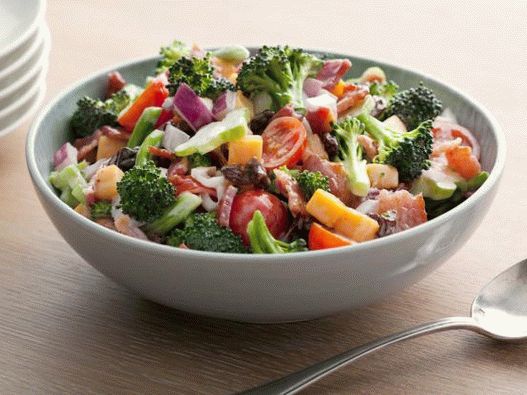 Photo Salad with broccoli and tomatoes