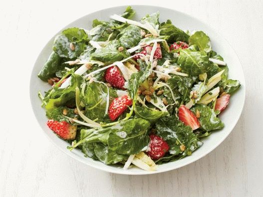 Photo Salad with cabbage kale, endive and strawberries