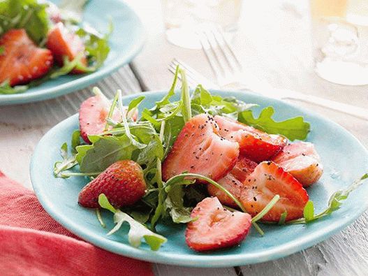 Photo Salad with strawberries and arugula