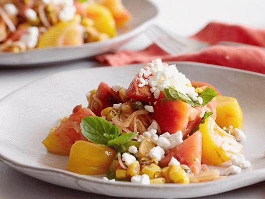 Photo Salad with grilled corn, tomatoes and vinaigrette dressing
