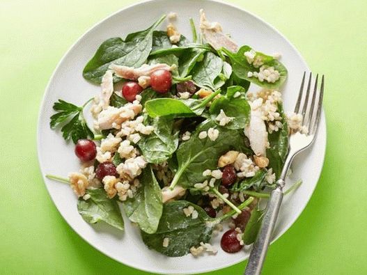 Photo Salad with chicken, spinach and grapes
