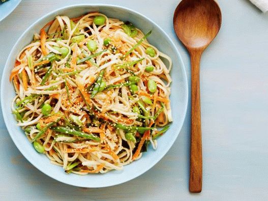 Photo Salad with noodles and sesame seeds