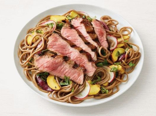 Photo Salad with soba noodles and grilled steak