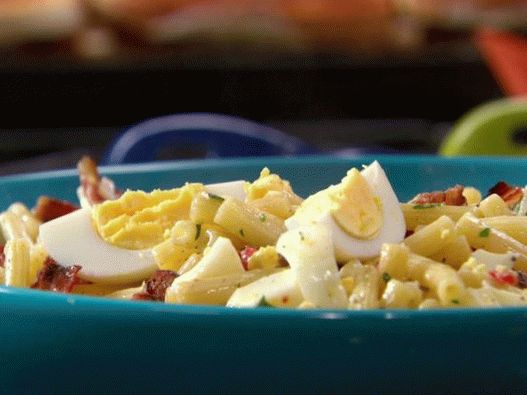 Photo Salad with pasta, bacon and eggs