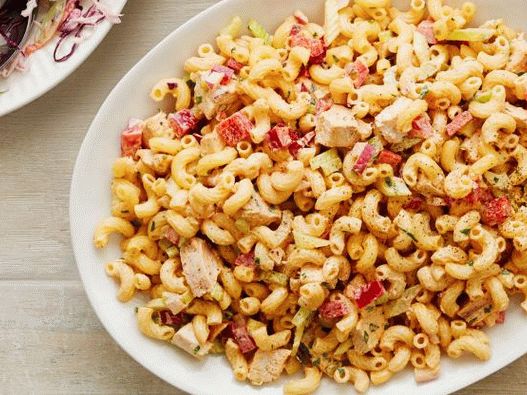 Photo Salad with pasta and barbecue chicken