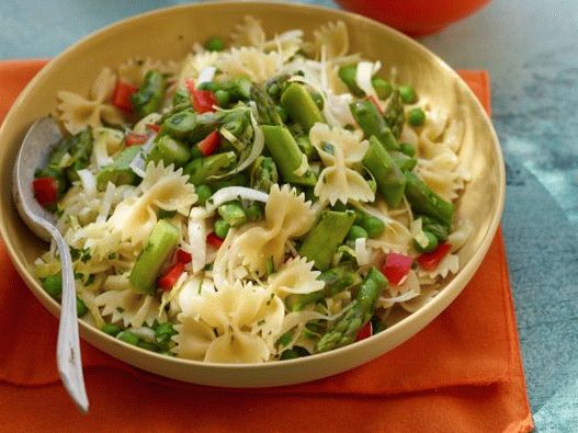 Photo Salad with pasta and asparagus