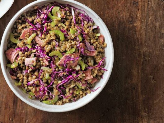 Photo Salad with pastrami and rye