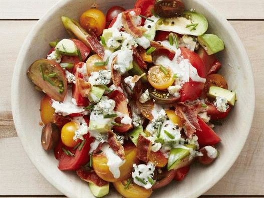 Photo Salad with tomatoes, avocado and bacon in a blue cheese dressing
