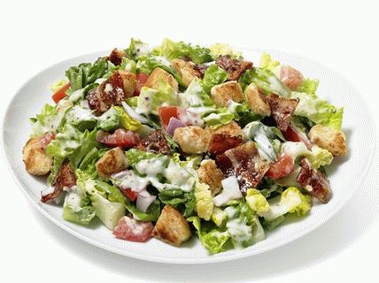 Photo Salad with tomatoes, bacon and breadcrumbs