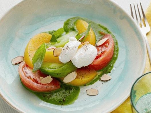 Photo Salad with tomatoes, peaches and ricotta