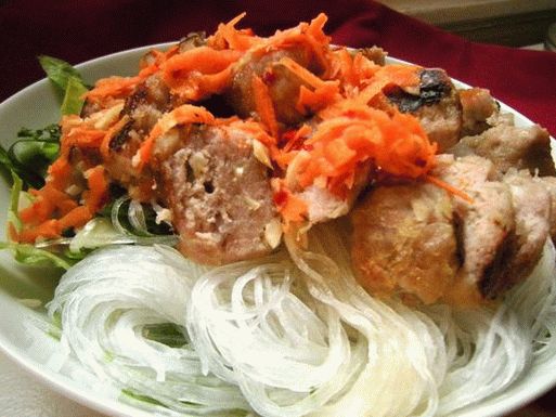 Photo Salad with rice noodles and meatballs
