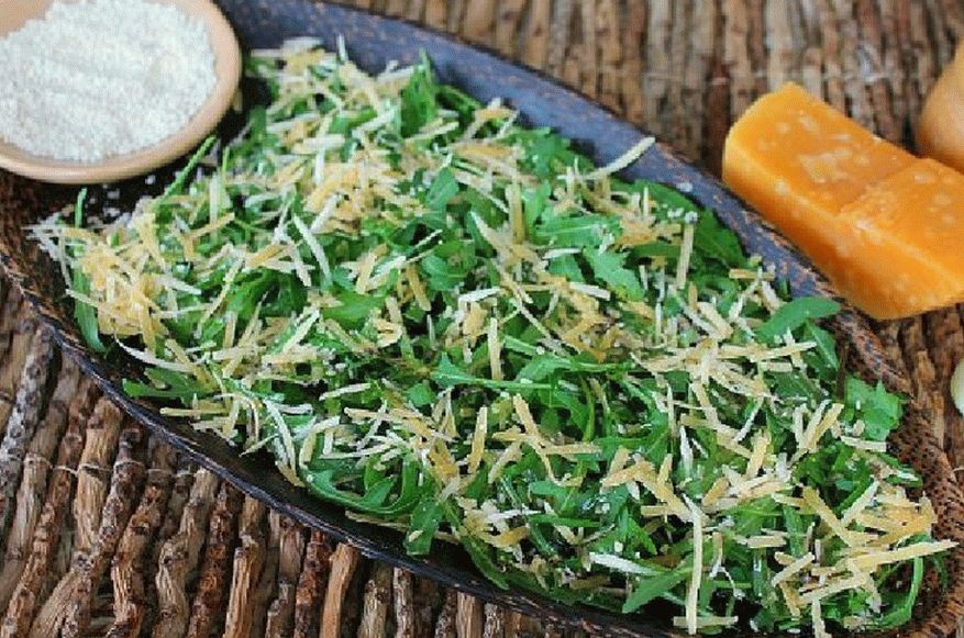 Salad with arugula and cheese