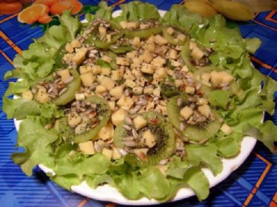 Salad with seeds and kiwi