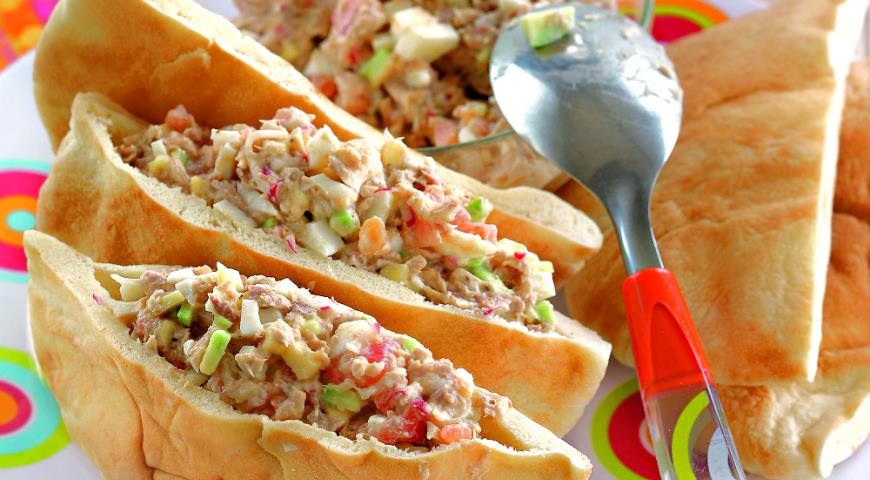 Pita salad with tuna