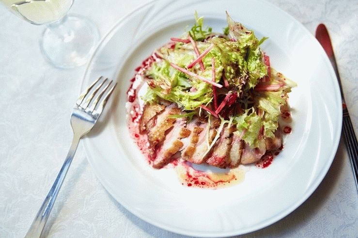 Salad with duck and beetroot