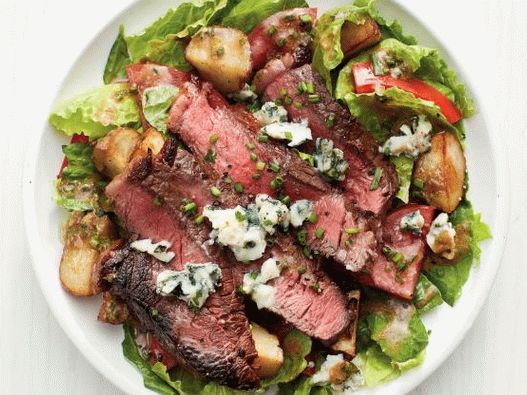 Photo Salad with steak and potatoes