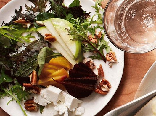 Photo Salad with beets, apples and goat cheese