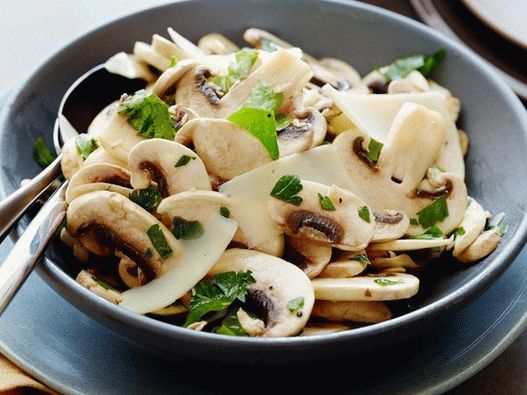 Photo Salad with fresh mushrooms and parsley
