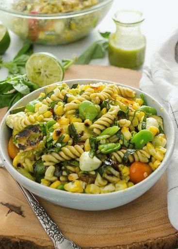 Photo Succotash salad with pasta and grilled vegetables