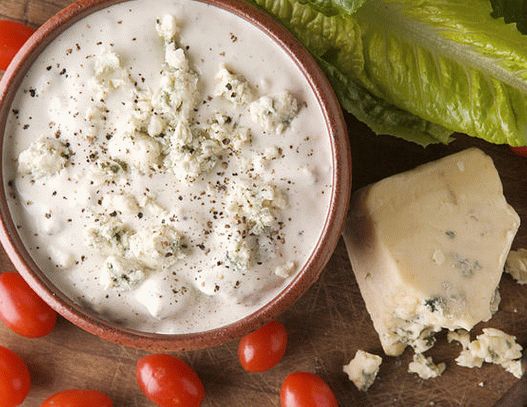 Photo Salad dressing with blue cheese whipped up