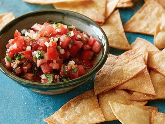 Photo of Salsa pico de gallo with tortilla chips