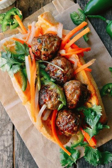 Photo Sandwich with meatballs and pickled carrots