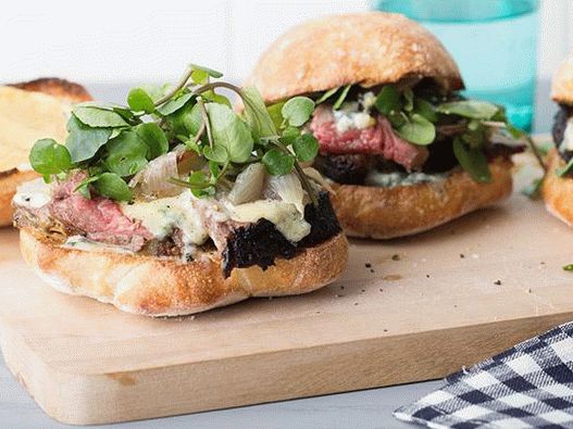 Photo Sandwich with beef, blue cheese and shallots