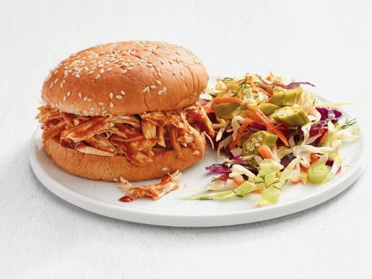 Photo Sandwich with chicken breast in a barbecue sauce and coleslaw and pickled okra salad